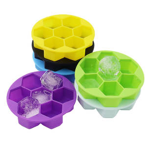 <span class=keywords><strong>Grand</strong></span> <span class=keywords><strong>bac</strong></span> à glace en silicone de qualité alimentaire hexagonal en nid d'abeille à 7 grilles avec couvercle Nouveau modèle de moule à glace Cubes en boîte en forme de tasse - Product Image 5