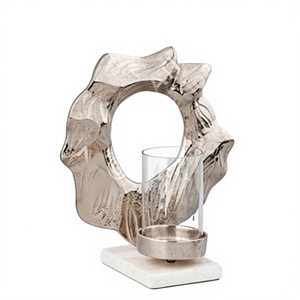 Agregue romance a cualquier ocasión con elegantes candelabros europeos Tarro de vela único - Product Image 1