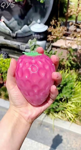 Jouet Squishy Fraise Changeant de Couleur QYS, Fruité Réaliste Anti-Stress à Presser, Jouet Fidget pour Enfants, Idéal Cadeau - Product Image 4