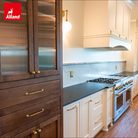 Ensemble de cuisine moderne haut de gamme personnalisé Alland, en bois massif écoresponsable, teinté en chêne, avec marbre brun foncé et noir