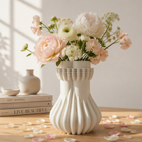 Vase à fleurs en céramique blanche de luxe moderne ARM LVG, texture plissée sculpturale, centre de table décoratif, récipient floral design