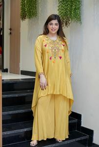 Elegante Conjunto de Kurti y Pantalones Plazzo de Tela Crepé Francesa para Mujer, de Secado Rápido, Disponible en 2 Colores con Bordado, Ideal para Fiestas - Product Image 3