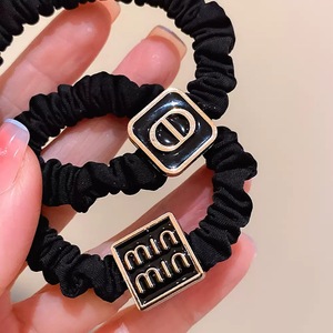 Élastiques à cheveux personnalisés avec logo pour femmes |   Élastique à cheveux en tissu avec pendentif lettre |   Accessoires pour cheveux OEM ODM pour <span class=keywords><strong>queue</strong></span> <span class=keywords><strong>de</strong></span> <span class=keywords><strong>cheval</strong></span> - Product Image 4