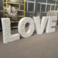 Décoration de mariage et événements : Lettres géantes en roses blanches pour événements de mariage et fêtes - Fournisseur de décorations florales