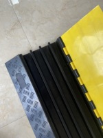 Protector de cable de manguera de alambre de seguridad de joroba de velocidad de goma resistente fabricado en China con cubierta de PVC