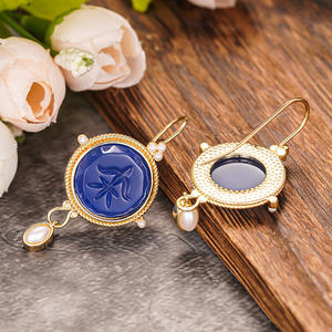 Ali Shang E4584 Pendientes de Gota Dorados con Perlas de Imitación y Engaste de Bisel, Joyería Clásica de Moda para Mujer - Product Image 5