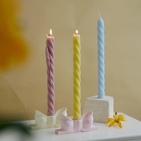 Bougies parfumées torsadées esthétiques aux tons pastel, très prisées pour des soirées relaxantes aux chandelles