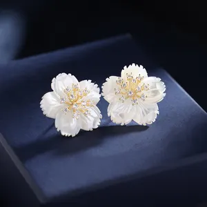S925银针白色贝壳花耳环女性婚礼派对饰品锆石花卉声明耳钉