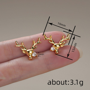 Boucles d'oreilles clous rennes de Noël pour femmes, design festif et charmant, accessoires d'hiver - Product Image 4