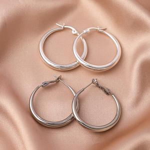 Boucles d'oreilles créoles minimalistes de luxe en argent pour femmes, bijoux surdimensionnés pour visages carrés/ronds, grand design de créateur, vente en gros - Product Image 4