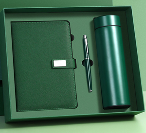 Premium personalisiertes Geschenkset mit Notizbuch mit Magnetverschluss und Ledereinband, Nachfüllung, USB-Stick in Geschenkbox und Geschenktüte für Geschäftskunden - Product Image 1