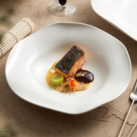 Assiette élégante en porcelaine blanche massif style Japandi, vaisselle haut de gamme pour steak et pâtes, idéale pour hôtels et restaurants de luxe