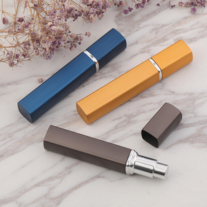 Atomiseur de parfum moderne en aluminium de 12ml Cylindre carré Bouteilles en verre de voyage Capuchon couronne <span class=keywords><strong>Diffuseur</strong></span> PP rechargeable <span class=keywords><strong>pour</strong></span> transporter votre - Product Image 4