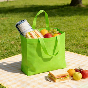 Bolsas de tela no tejida universales para publicidad de ropa, venta al por mayor del fabricante, con base angulada, logotipo serigrafiado y parche reciclable - Product Image 3