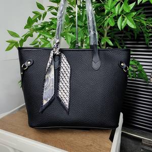 Sac à main pour <span class=keywords><strong>femme</strong></span> <span class=keywords><strong>en</strong></span> <span class=keywords><strong>cuir</strong></span> PU de créateur, nouvelle arrivée <span class=keywords><strong>en</strong></span> gros, avec foulard <span class=keywords><strong>en</strong></span> soie, sac à main décontracté, sacs à main de créateur pour les voyages <span class=keywords><strong>en</strong></span> plein air - Product Image 4