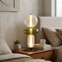 Lampe de table décorative LED moderne nordique simple à alimentation CC avec abat-jour en verre artistique coloré pour chambre, bureau et décoration intérieure YDTL1047