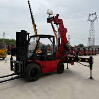Manutention de la fourche avant et levage arrière. Opération efficace pour les espaces confinés, bas et étroits. Grue arrière intégrée pour chariot élévateur