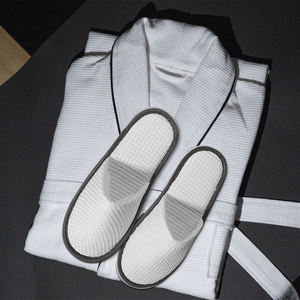 Üretici Özel Tasarım Petek Desenli İşlemeli Logolu Bornoz Terlik Seti Pamuklu Beyaz Otel Waffle Dokuma Bornoz Siyah Biyeli - Product Image 1