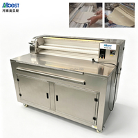 Commerciële elektrische deegroller van 80 cm breed, van roestvrij staal, voor pizza, brood en gebak. Bakkerijapparatuur.