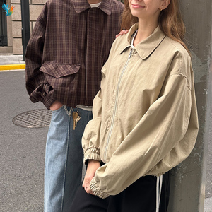 เสื้อแจ็คเก็ตบอมเบอร์ทรงครอป คอปกปีเตอร์แพน ลายสก็อตสีน้ำตาลสำหรับผู้ชาย แขนเสื้อแบบยืดหยุ่น สไตล์วินเทจ - Product Image 2
