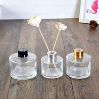 Bouteille d'huile de diffusion de parfum noir en gros Bouteilles en verre de diffuseur de parfum de roseau avec rotin