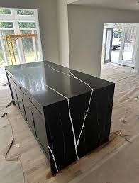 Quartz Nero Marquina – Pierre de quartz synthétique noire haut de gamme pour les intérieurs de luxe et les applications architecturales - Product Image 3