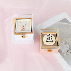 Caja de Joyería Giratoria Cuadrada Hecha a Mano para el Día de San Valentín con Diseño de Oso, Estuche Premium para Guardar Collares y Anillos, con Vela Electrónica Integrada, Creativa - Product Image 2