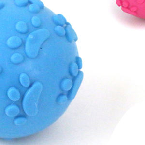 Perfecto para juegos interactivos de masticación y lanzamiento. Pelota de goma dura con diseño de huella de 6 cm de diámetro, juguete masticable para mascotas. - Product Image 3