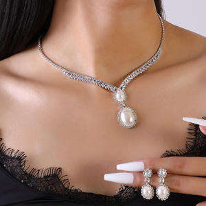 Conjunto de Collar y Pendientes de Lujo para Mujer, Glamuroso y Romántico, con Cadena de Garra Completa, Cristales de Estrás, Aleación de Zinc y Baño de Plata - Product Image 1