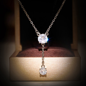 Collana con Pendente in Cristallo Oro Bianco, Taglio Brillante Rotondo, Montatura a Griffe, Gioiello Classico da Sposa per Donna, Argento 925, Goccia d'Acqua - Product Image 1