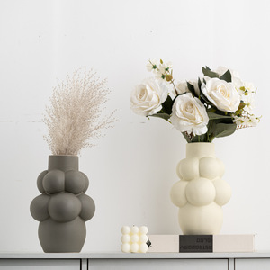 Vase en céramique Nordic Flower Bud pour arrangement floral, pièce d'exposition artistique haut de gamme, décoration intérieure de luxe léger et doux - Product Image 5