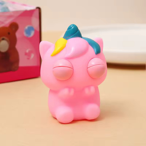 Jouet de décompression en vinyle série Licorne, jouet à presser en plastique avec yeux qui sortent pour soulager le stress - Product Image 1