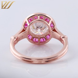 Dolce e bella 14k oro rosa personalizzato belle anello di fidanzamento taglio rotondo 1.5ct moissanite centro di pietra con rubino halo - Product Image 4