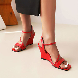 Sandales compensées tendance Xuanhui à bout carré et multi-brides en PU jaune pour femme, idéales pour l'été et les fêtes à la plage - Product Image 2