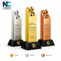 Trophée métallique personnalisé avec base en aluminium aéronautique et cristal K9 pour les tournois et récompenses de golf et de football, Or Argent Bronze OEM
