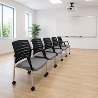Fauteuil noir avec accoudoirs, mobile et empilable, pour salles de conférence, chaise de bureau à dossier en plastique pour le personnel, fabriqué en Chine.