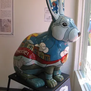 عرض ساخن تماثيل حيوانات من الألياف الزجاجية للاستخدام الخارجي كبيرة الحجم تماثيل أرنب