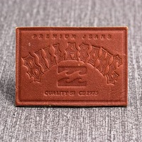 Étiquettes personnalisées en cuir écologique pour jeans et casquettes de camionneur, avec logo gaufré, pressées à chaud, coupe droite, couleur personnalisée, vente en gros directe usine