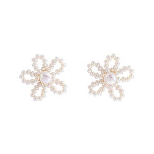 Boucles d'oreilles WENCHI en perles baroques, collection 1588, motif floral tissé - Product Image 1