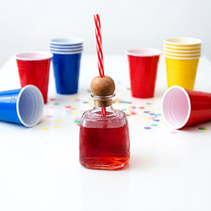 Carafe en plastique personnalisée avec ouvre-bouteille et bouchon en bois, vaisselle de bar réutilisable pour les fêtes, design moderne - Product Image 1