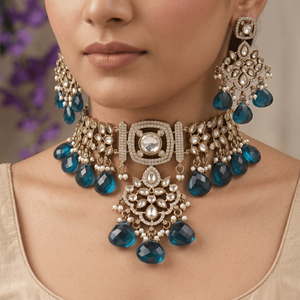 Elegante conjunto de collar de imitación con piedras azules, perlas colgantes y pendientes a juego para bodas y fiestas nupciales. - Product Image 1