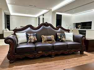 Sofá Chesterfield Tradicional de Cuero Genuino con Patas de Madera y Diseño de Respaldo Camelback para Sala de Estar - Product Image 2
