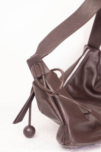 Bolso de hombro cruzado de piel de oveja curtida vegetalmente color café con cristales, estilo casual y relajado, con cierre de cremallera y forma de media luna. - Product Image 5