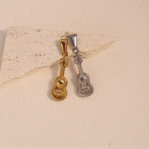 La Galerie de la Musique |   Pendentifs en acier inoxydable plaqué or 18 carats PVD, pendentifs d'instruments de musique |   Microphone de guitare, breloque pour casque - Product Image 5