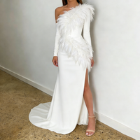 Robes de soirée formelles maxi ajustées pour femmes, tendance, en satin blanc, à une épaule, avec décoration en plumes, manches longues, fente haute, ourlet traînant