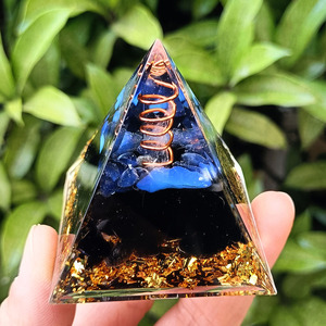 Pyramide en résine époxy avec galets de cristal, ornement de bureau, décoration d'aquarium, cadeau - Product Image 4