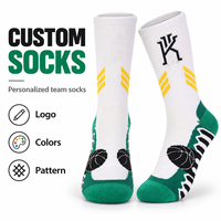 Chaussettes de sport personnalisées blanches et vertes, motif tricoté sur le thème du basketball, logo personnalisé, couleurs personnalisées et design signature unique