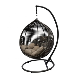 Fauteuil suspendu en rotin pour jardin extérieur, moderne et élégant, avec coussin - Product Image 1