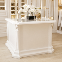 Système de dressing sur mesure avec portes miroir, poignées dorées, éclairage LED et îlot de rangement – Mobilier de dressing