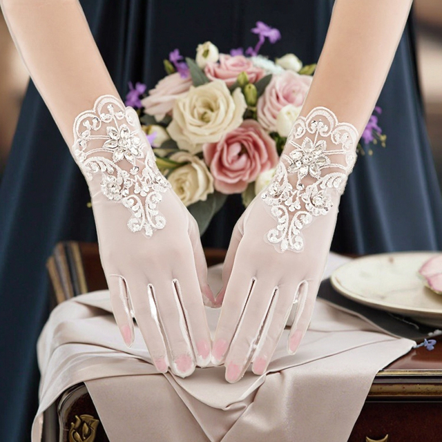 Factory Direct Sale Simple Elegant Korean Style Short White Lace Gloves Wedding Dress Accessories for Brides